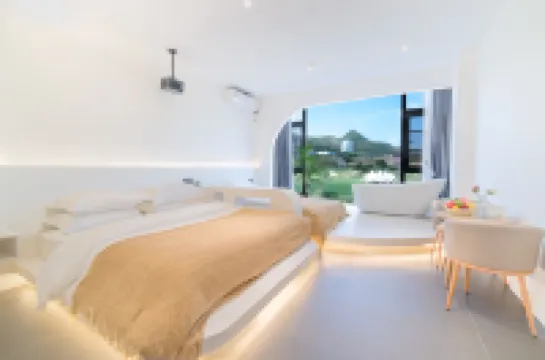 Huangguoshu Mountain Wind, send the moon lodging