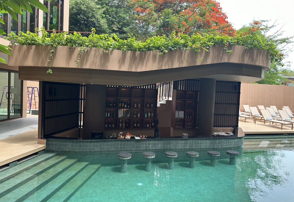 [더 프라우드 카론 비치 푸켓의 수영장 전경]