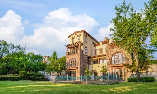 푸리 홀리데이 호텔