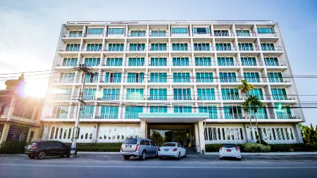 B2 Premier Hotel & Resort Отели рядом с достопримечательностью «Faculty of Veterinary Medicine Chiang Mai University»