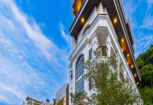 Cat Ba Green Pearl Hotel의 객실 내부와 침대