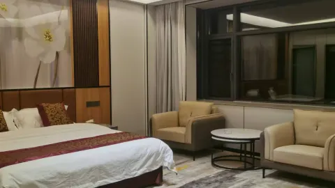 Yangguang Business Hotel in Tonggu