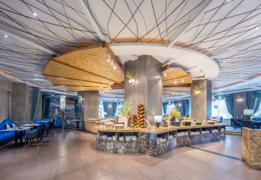 황마 그랜드 호텔의 여유로운 로비 공간