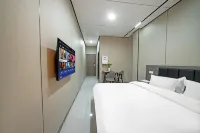 Moonlight Cloud Hotel (Laixi Commercial Street Branch)