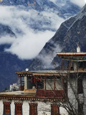 Banshan Yue Yi Lu Road Lihua Homestay (Zhonglu Tibetan Village)