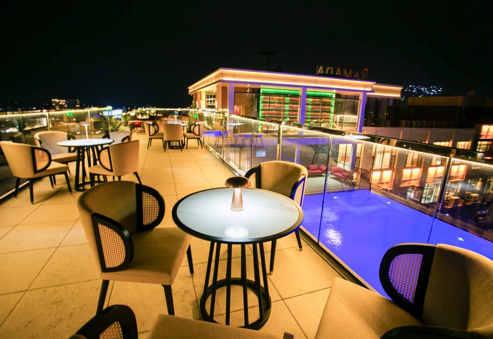 라마다 바이 윈덤 비엔티안 센트럴 수영장