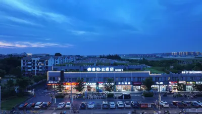 Yunbai Cloud Hotel (Shanghai Universitychang Middle Road Subway Station) Hotels in Shanghai