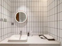 Xihe Hotel (Lujiazui Lancun Road Subway Station Branch) Hotels near Jianping Middle School South School