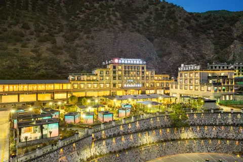 Daocheng Jifeng Hot Springs Resort Hotel