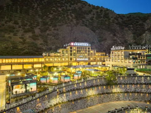 Daocheng Jifeng Hot Springs Resort Hotel
