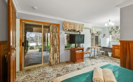 Robyn's Nest Lakeside Resort Отели в г. Меримбула