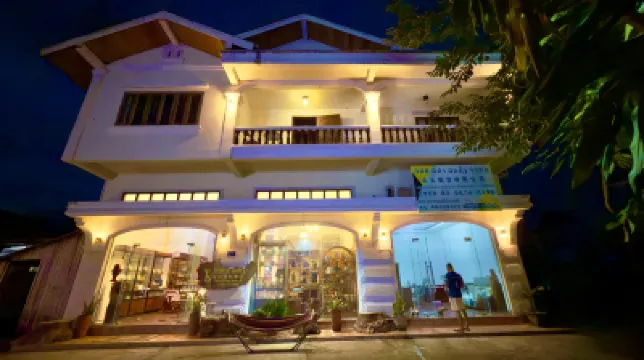 友邦國際飯店（華人店，附電動車出行，可自助洗衣） 塔通瀑布附近的飯店