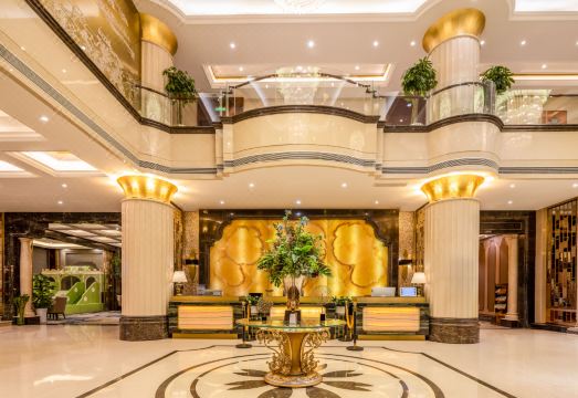 호텔 외관 및 주변 환경