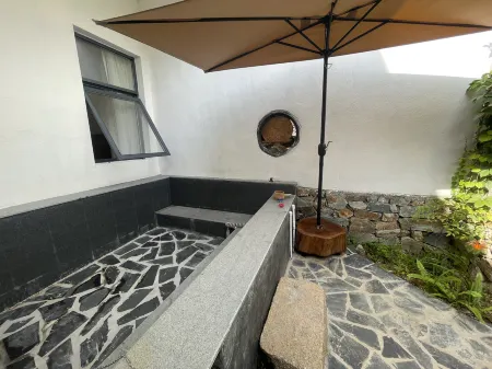 Yinquanzhi Homestay Отели рядом с достопримечательностью «Sanbaishan Mountain Scenic Area»