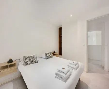 Spacious apartment - 2BR/4P- Le Kremlin-Bicêtre Отели рядом со станцией Porte D'Italie Station