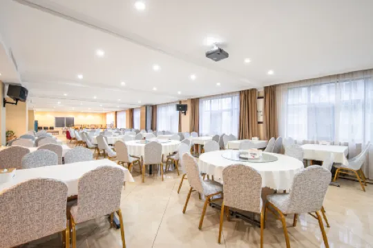 Yuelu kangyang Hotel (Hangzhou Tonglu Fuchun River Branch) Отели рядом с достопримечательностью «Tonglu Station (Yunqi West Road)»