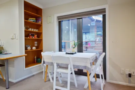 Family-Friendly 1BR in Howick, Near Beach & Cafes Отели рядом с достопримечательностью «Колледж Маклинс»