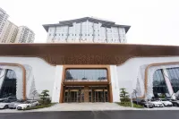 禧年美居飯店(長壽牌坊四川大學錦江學院店) 彭山北站附近的飯店