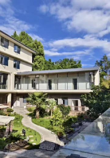 Yueting Lanshe Banshan Yazhu Hotel (Chengdu Tianfu International Airport)