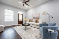 Blue Bungalow: 3 En-Suite on Main Floor - parking
