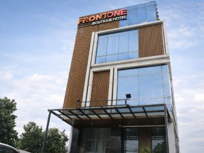 Front One Boutique Tugu Muda Semarang
