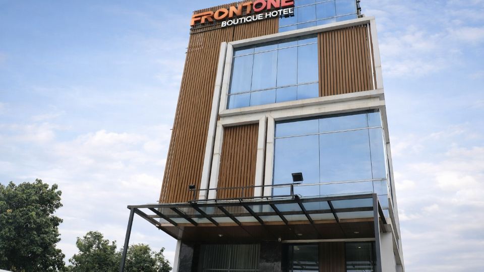 Front One Boutique Tugu Muda Semarang
