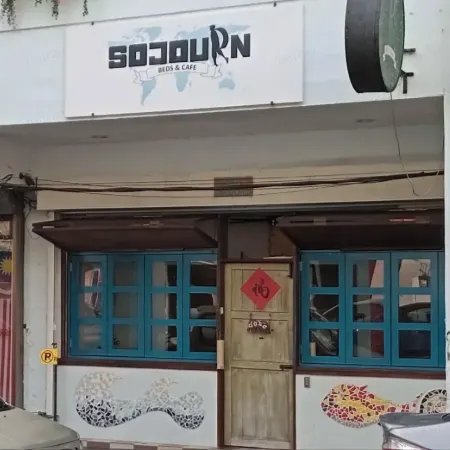 Sojourn Beds & Cafe Отели рядом с достопримечательностью «Бирманский бассейн»