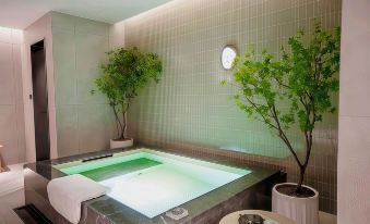 Dalian Manshe Hot Spring Hotel (Donggang Business District Gangwan Square Subway Station)