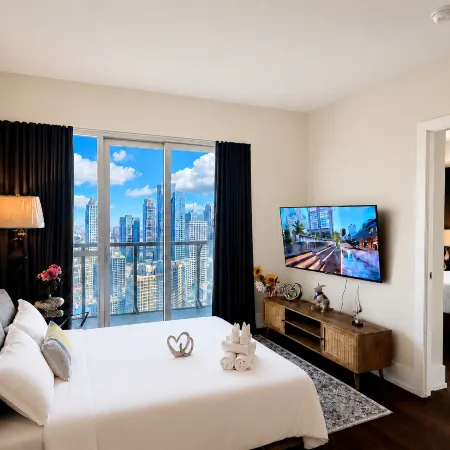 DT2BR2BA CN tower &lake view/ parking king bed
