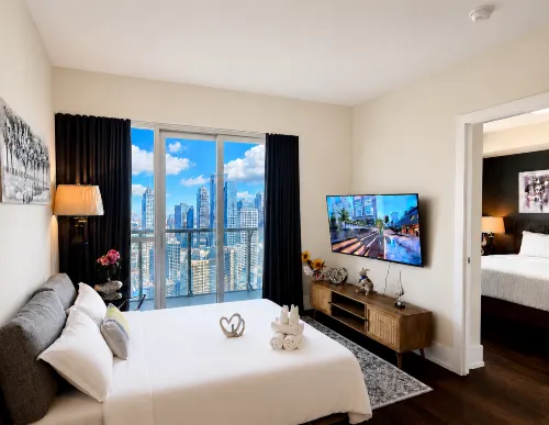 DT2BR2BA CN tower &lake view/ parking king bed