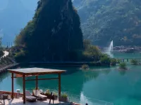 The love of the mountains and rivers of Haokun Lake Hotel a Baise
