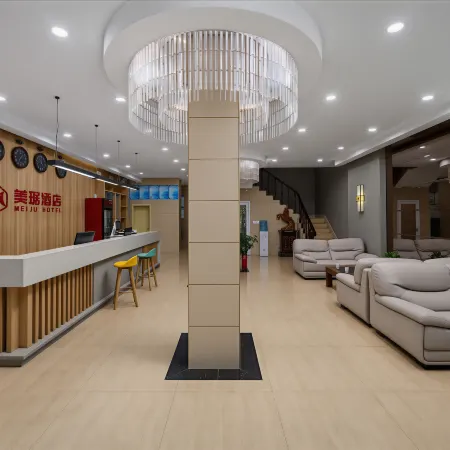 Golden Crown Business Hotel (Xinyang Railway Station, Tianrun Plaza)