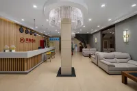 Golden Crown Business Hotel (Xinyang Railway Station, Tianrun Plaza)