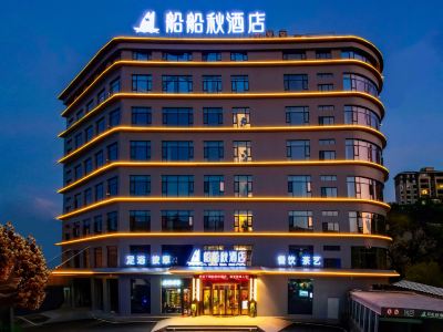 Cili Boat Autumn Hotel