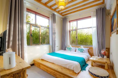 Old saiting house Hotels near Mingsha Mountain And Crescent Spring