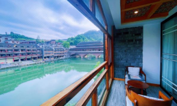 Hu'er Caowu Riverview Guesthouse