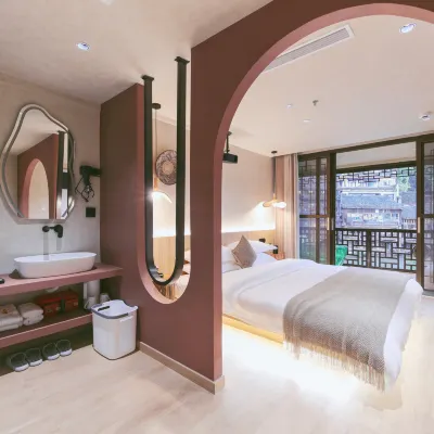 Qingyu Designer Riverview Homestay (Fenghuang Ancient Town Hongqiao Branch) Hotels in de buurt van Hongqiao Fengyu Building