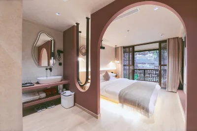 Qingyu Designer Riverview Homestay (Fenghuang Ancient Town Hongqiao Branch)