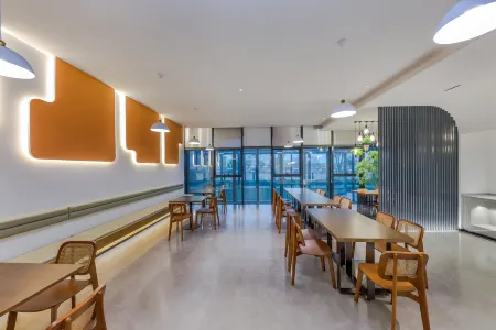 Wanjin Hotel (Zhengzhou Airport Area Shuanghe Lake Central Park)