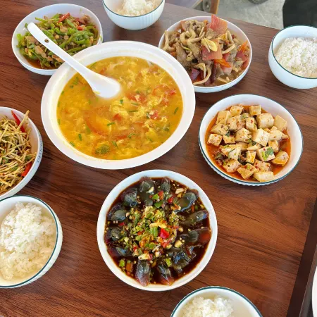 Enshi Xiaowang Yunhai Homestay Отели рядом с достопримечательностью «Yizhuxiang Column»