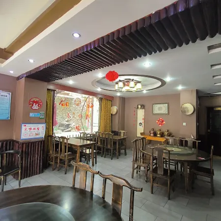 Lixian Ancient Castle Hotel (Taoping Qiang Village Scenic Area Branch)