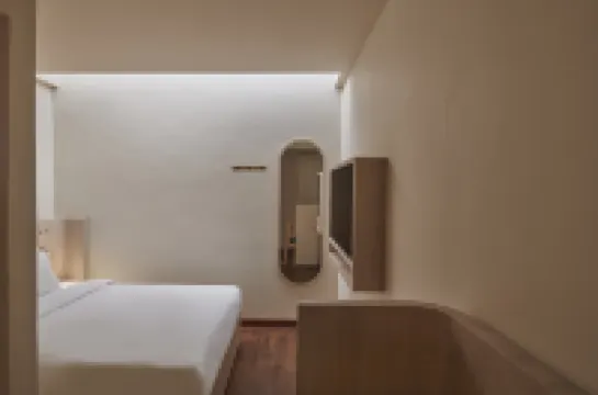 KINN Studios Hotels near Neil Rd