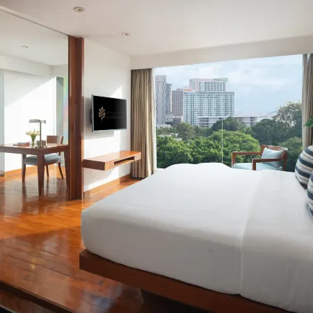 Woodlands Suites Serviced Residences Отели рядом с достопримечательностью «Пляж Наклуа»