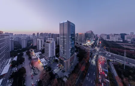 Lis Future Hotel (Zhengwuqu Swan Lake Wanda) Отели рядом с достопримечательностью «Mingjiao Temple»