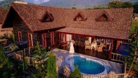 Pine Village Отели рядом с достопримечательностью «Chiangmai CAD Khomloy Sky Lantern Festival»