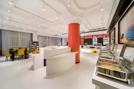 Huaqian Mingyue Hotel (Zhengzhou Xinzheng Zijing Mountain South Road Branch) Отели рядом с достопримечательностью «Henan Mechanical and Electrical Vocational College»