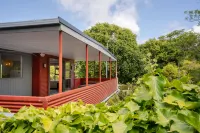 Haka House Rotorua Hotel dekat Rotorua Lakes Council
