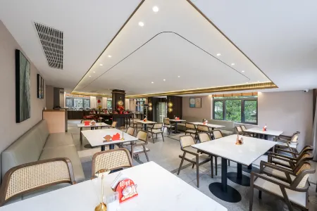 Lushan Zhihong Hotel (Meilu Store, Guling Street, Mount Lushan Scenic Zone) Отели в г. Лу-Шан