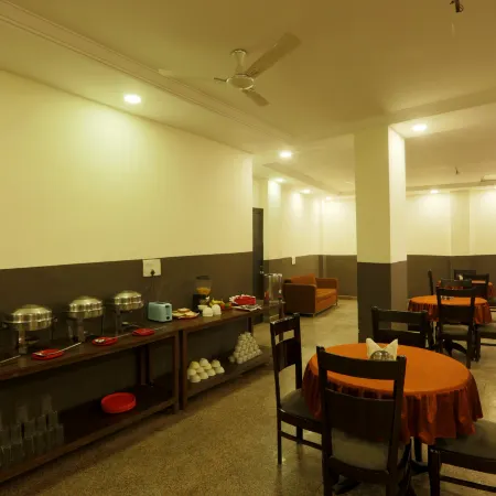 Hotel Square Plaza -Near IGI Airport Terminal 3 Отели в г. Нью-Дели