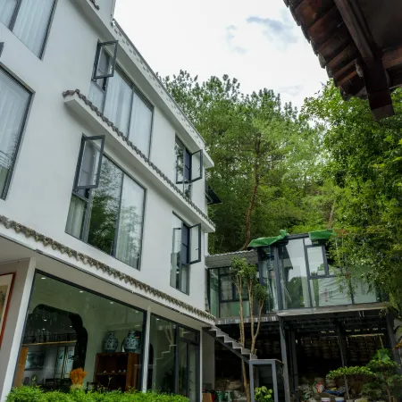 Jingdezhen Mountain has wooden B&B